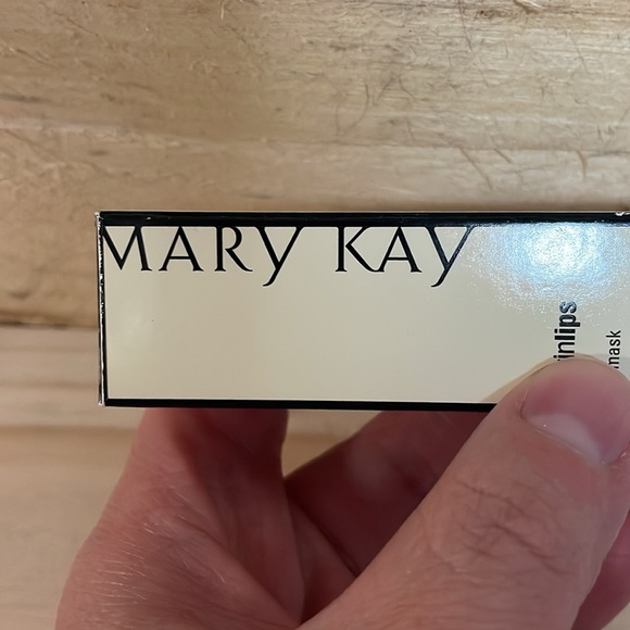 Mary Kay Satin Lips Exfoliating Lip Mask - Picture 2 of 9